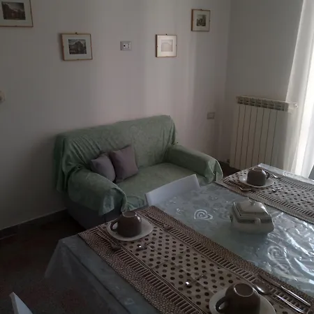 לינה וארוחת בוקר Corsomessina64 קרוטונה