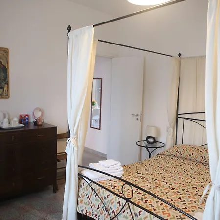 לינה וארוחת בוקר Corsomessina64 קרוטונה